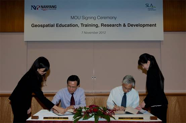 Mr Vincent Hoong and Mr Chan Lee Mun signing the MOU documents